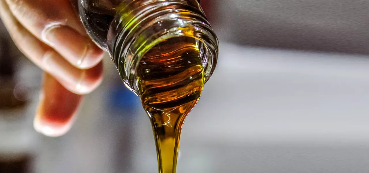 pouring-olive-oil-close-up